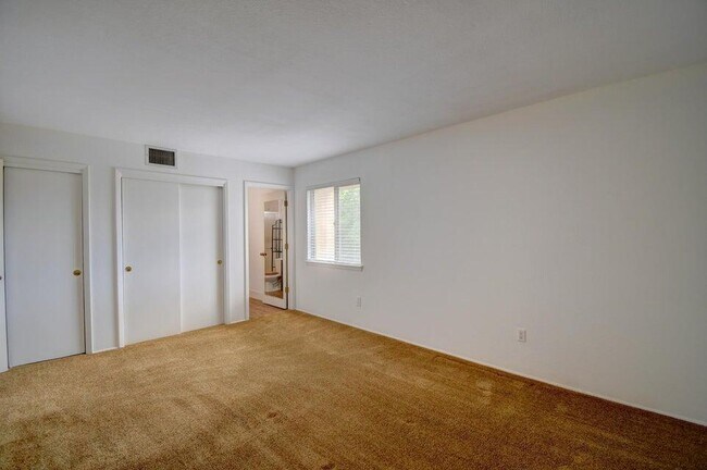 Building Photo - 931 Country Club Dr SE