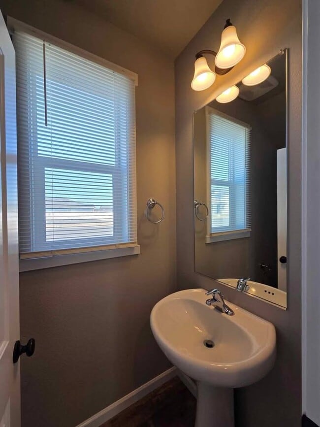 Building Photo - Stunning 3 Bedroom Home In Quincy!