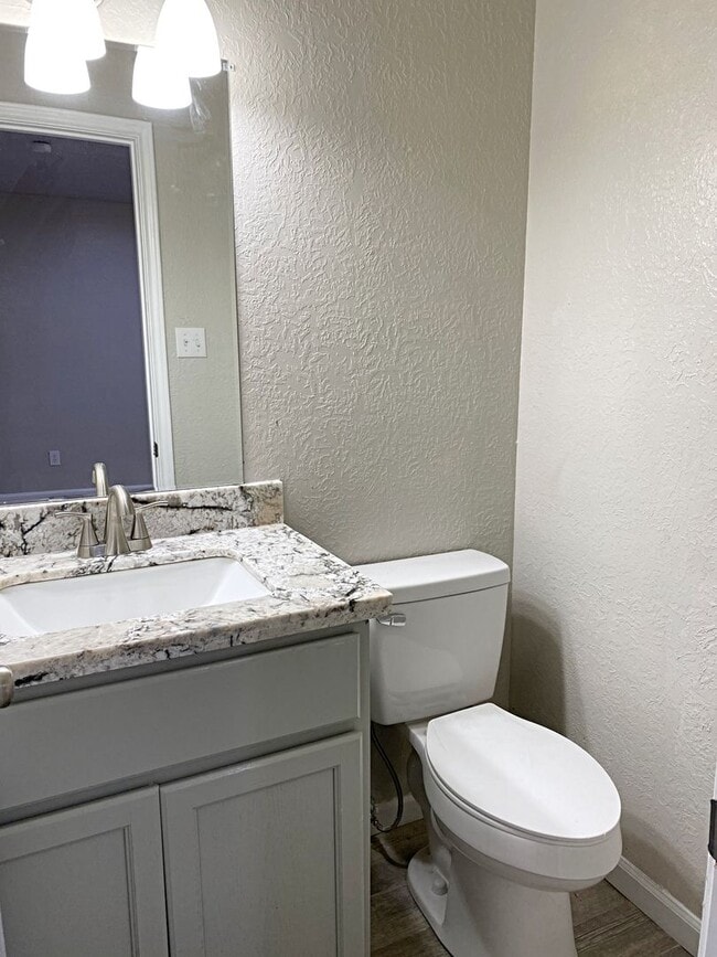 Building Photo - 7866 Gladys Ave