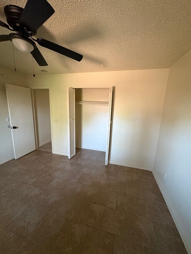Building Photo - 1020 N Turtle Creek Dr