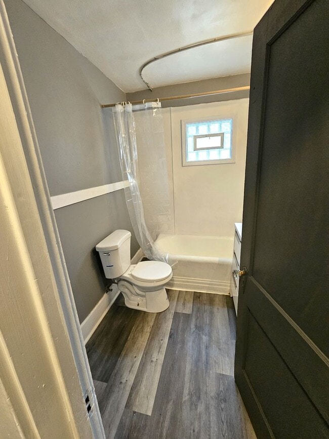 Building Photo - FOR RENT- 4 bed home on Hope Ave, Pets ok ...