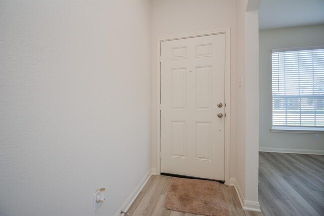 Building Photo - 569 Amberwood Pk Dr