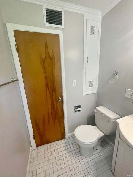 Building Photo - 1822 E 2nd St