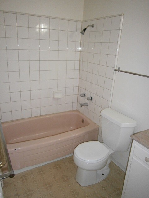 Building Photo - 3 Bedrooms/2 Bathrooms Single Story Home i...