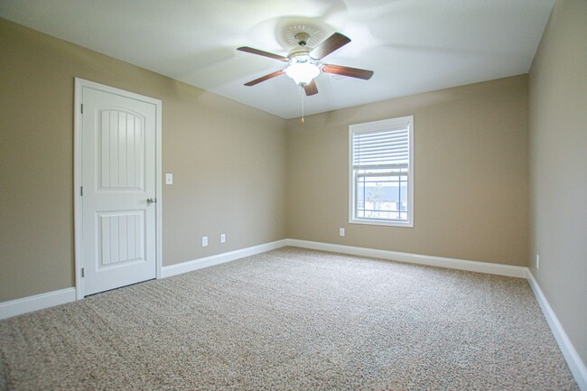 Building Photo - Pet Friendly Three Bedroom with Bonus!