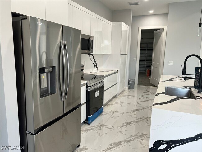 Building Photo - 813 Aiken Ave