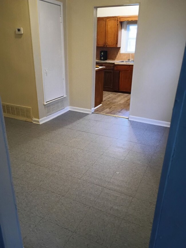 Building Photo - 2 Bed 1 Bath Home with Laundry Hookups