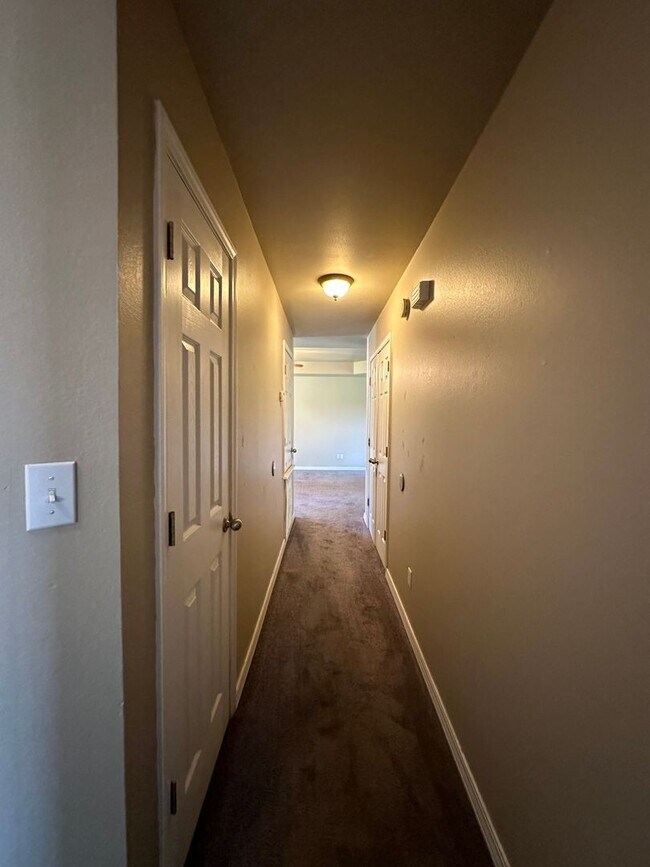 Building Photo - Come take a look at this 3-bedroom 2-bathr...