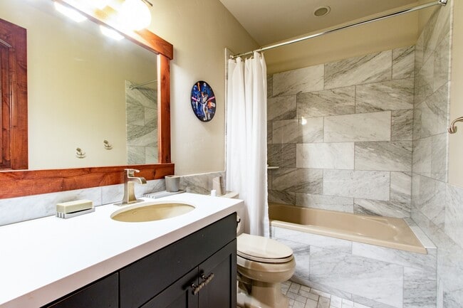 Building Photo - 5440 Cove Hollow Ln
