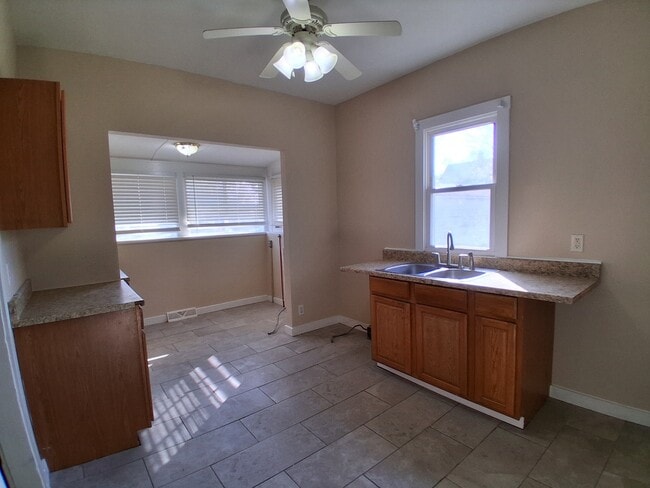 Building Photo - 206 W 7th St