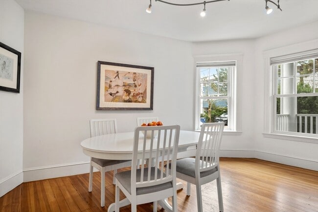 Building Photo - 10 Bowdoin St