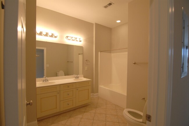 Building Photo - Downtown City Living Spacious 1 bedroom 1 ...