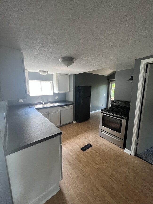 Building Photo - 607 Samantha Ave