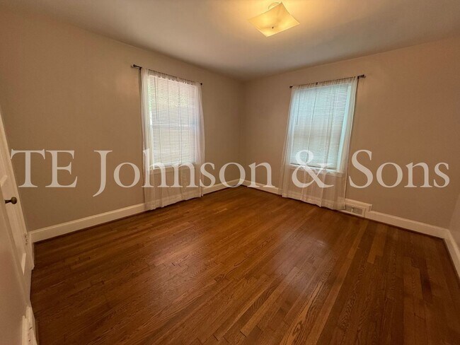 Building Photo - Charming 3-Bedroom Home with Screened Porc...