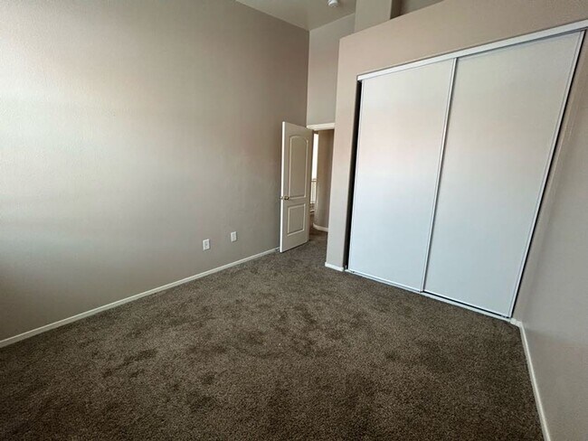 Building Photo - A Beautiful Town Home around the Spring Va...