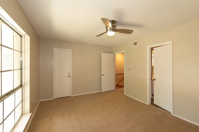 Building Photo - 2 bed 1.5 bath townhome located in the Millersville area.