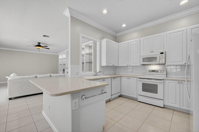 Building Photo - 121 Savona Dr