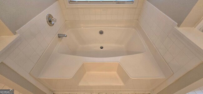 Building Photo - 610 James Ridge Dr