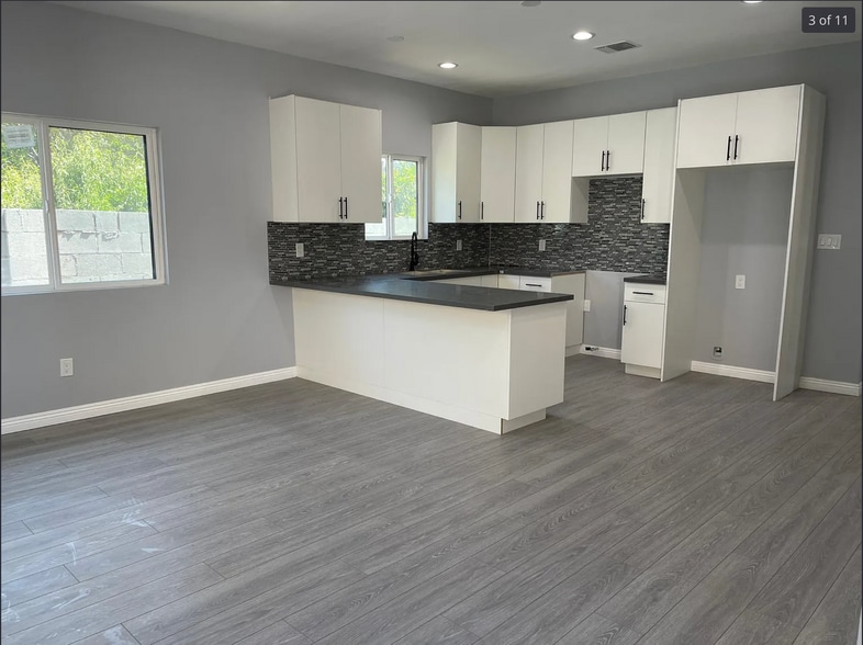 Kitchen - 13202 Vaughn St