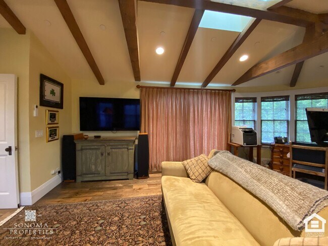 Building Photo - Stunning Furnished Eastside Home