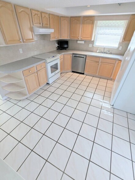 Building Photo - 945 Bramble Bush Cir W