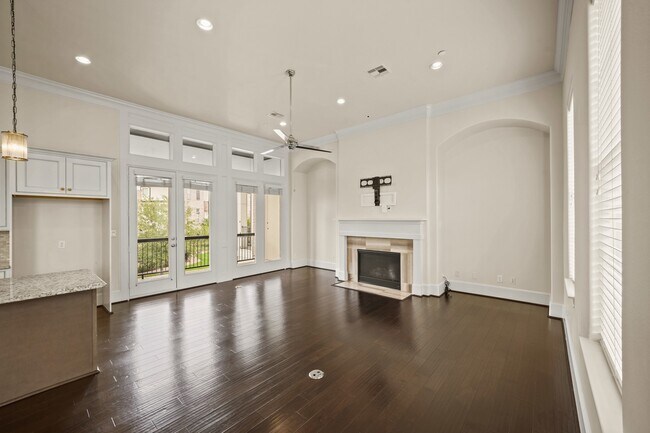 Building Photo - 2003 Covent Garden Station