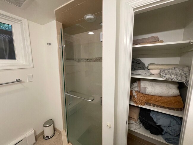 shower/closet - 1869 Park Rd NW