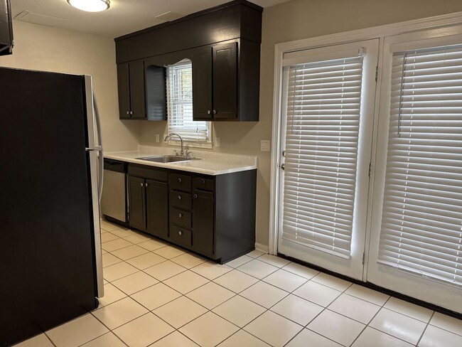 Building Photo - 121 Western Villa Dr