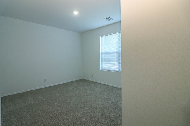 Building Photo - 3126 S 15th Pl