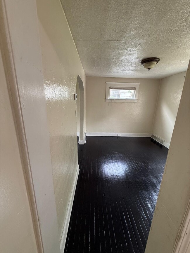 Building Photo - 1485 E 172