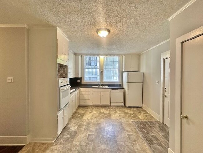 Building Photo - Charming 1-Bedroom Duplex in the Heart of ...