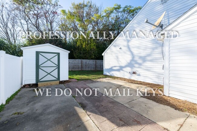 Building Photo - 4745 Periwinkle Pl