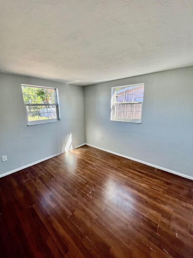 Building Photo - Spacious 3BR/2BA Port Richey home! No appl...