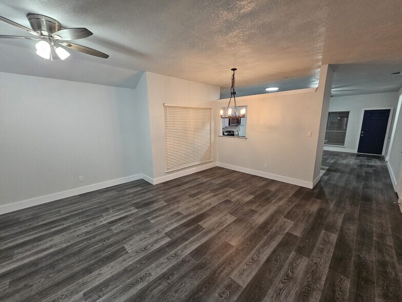 Building Photo - 919 Crestwood Dr