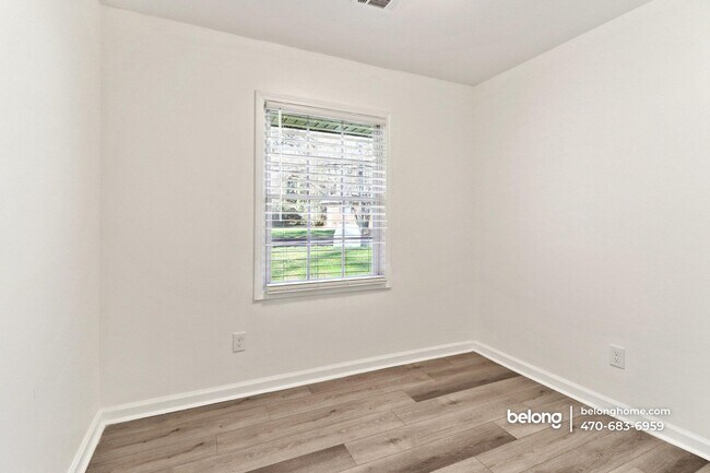 Building Photo - 839 Commodore Dr NW