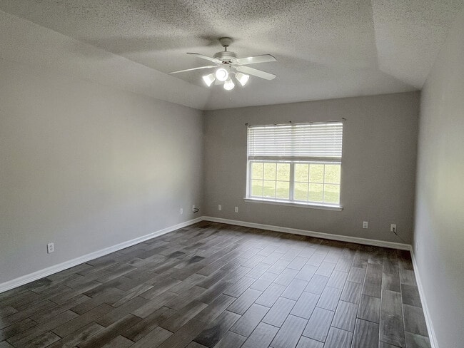 Building Photo - 500 W Sunnyside Dr