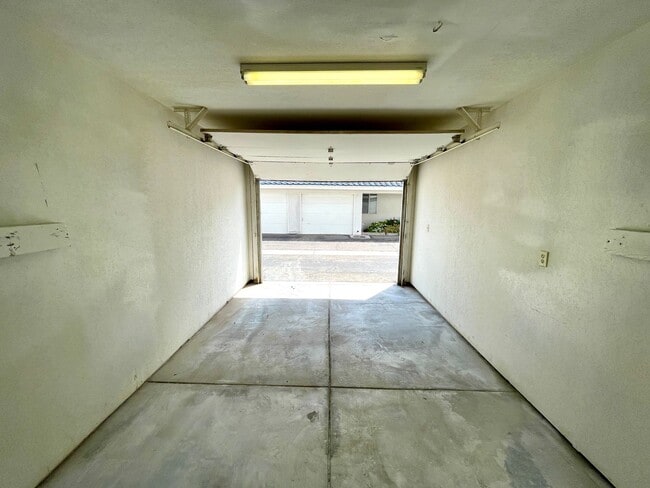 Building Photo - Great 1 Bedroom Condo in the Roadhaven Condos Gated Community!