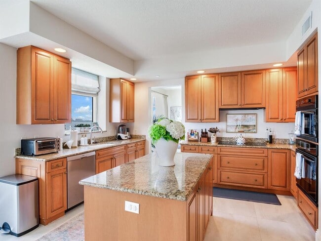 Building Photo - 4201 Bayshore Blvd