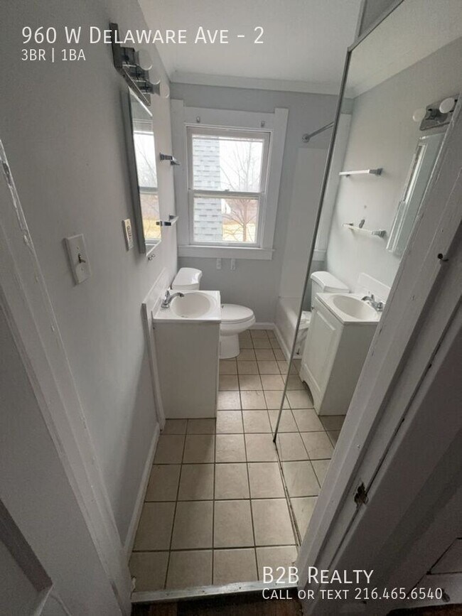 Building Photo - 960 W Delaware Ave