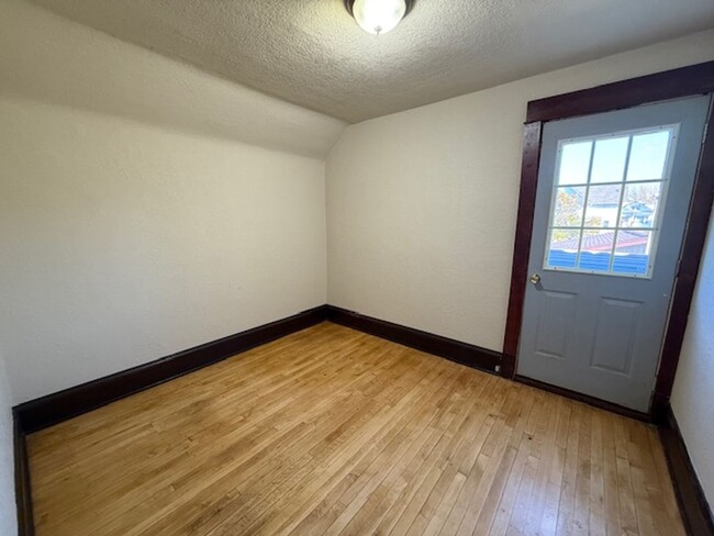 Building Photo - West Allis 3 bedroom 1.5 bath large 2 car ...