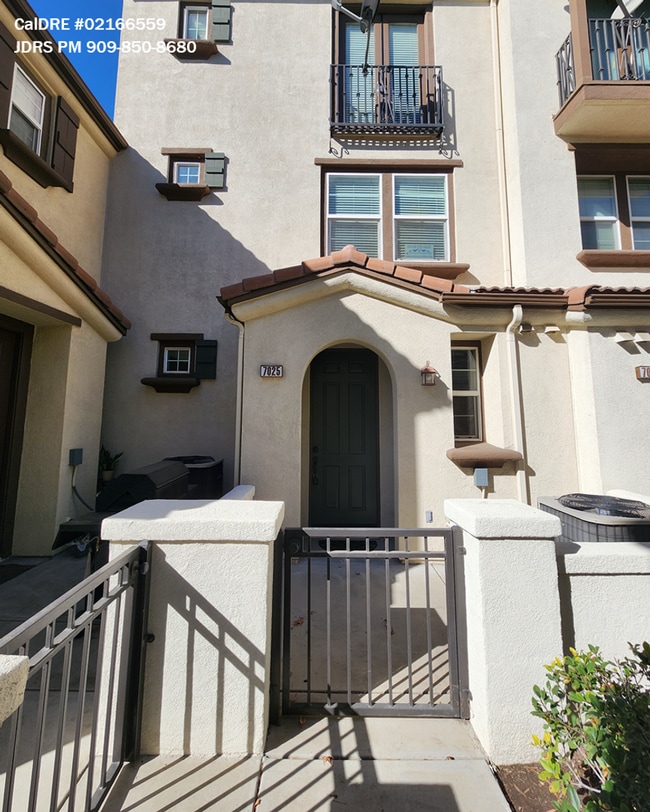 Building Photo - Chino 1 Bedroom Townhouse