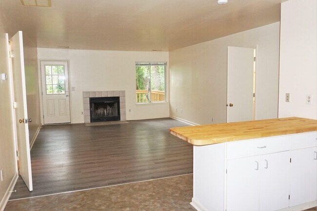 Building Photo - Khare Duplex