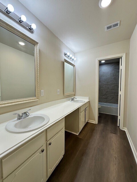 Building Photo - 818 Overland St