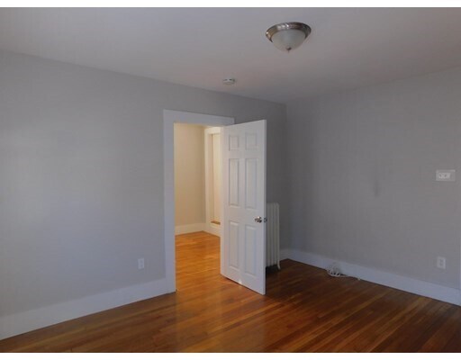Building Photo - 483 Newport Ave