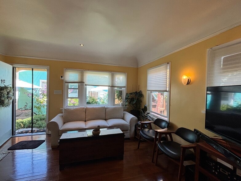 Lots of light + Ocean Breezes - 912 1/2 California Ave