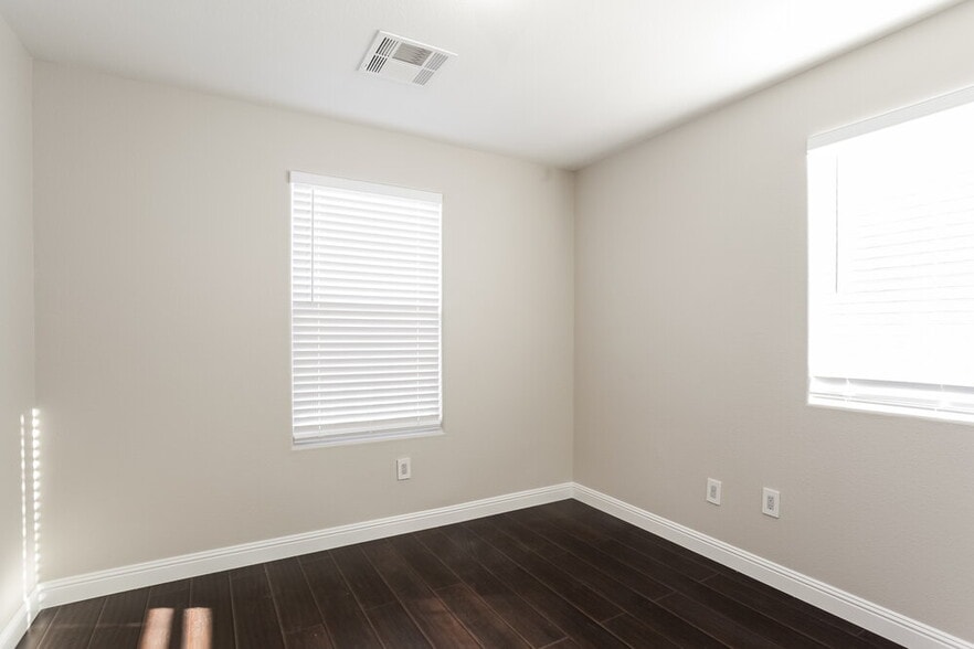 Building Photo - 9453 Grandview Spring Ave