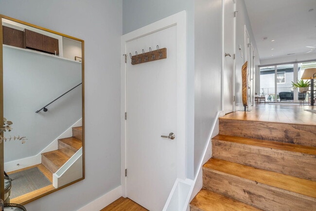 Building Photo - 1003 S 17th St