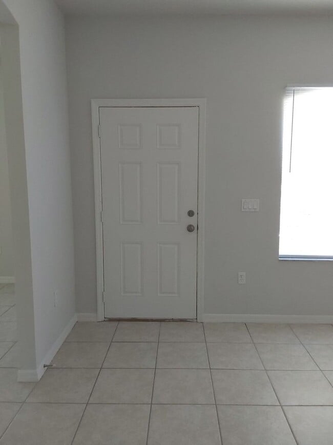 Building Photo - 4/2/2 With screened in porch in Indian Trails area!