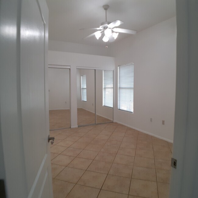 Master bedroom - 2305 W Horizon Ridge Pky