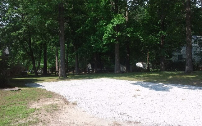 Building Photo - 3 bedroom 2 bath Tri-level Home In western...
